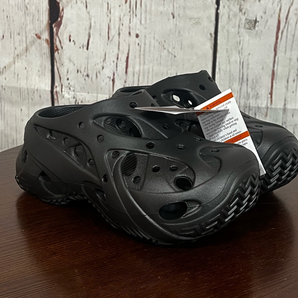 CROCS Caged Clog Black platforms in size 7 NWT